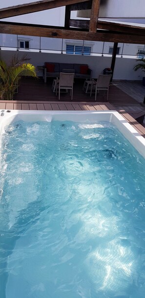 Bain à remous extérieur
