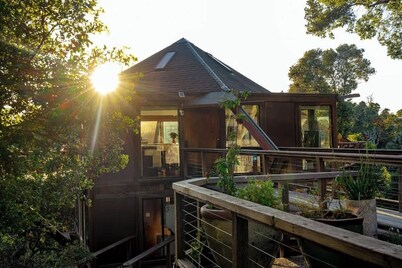 Peaceful Treehouse with Ocean View