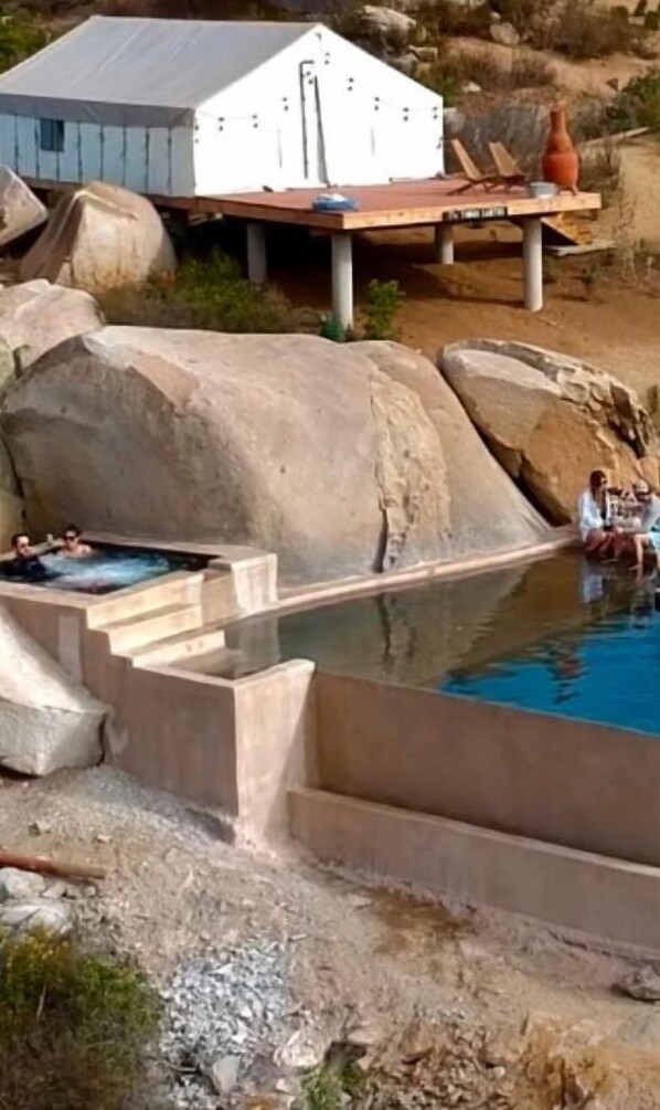 Utendørsbasseng og et oppvarmet basseng