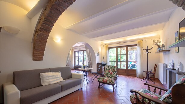 Una sala de estar con sofá, sillón y mesa de comedor.