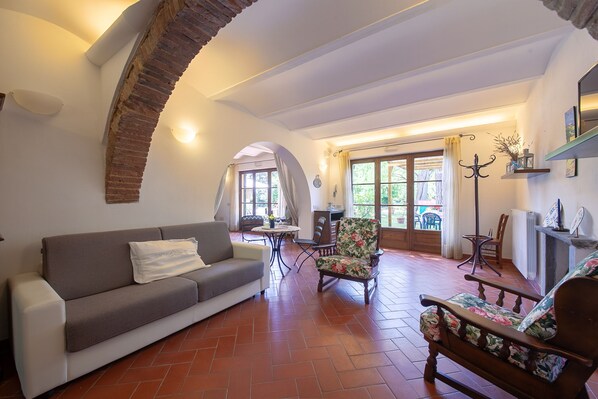 TV, caminetto, tavolo da calcetto, libri