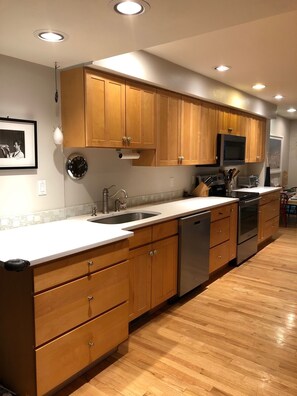 Jääkaappi, mikroaaltouuni, uuni, liesi