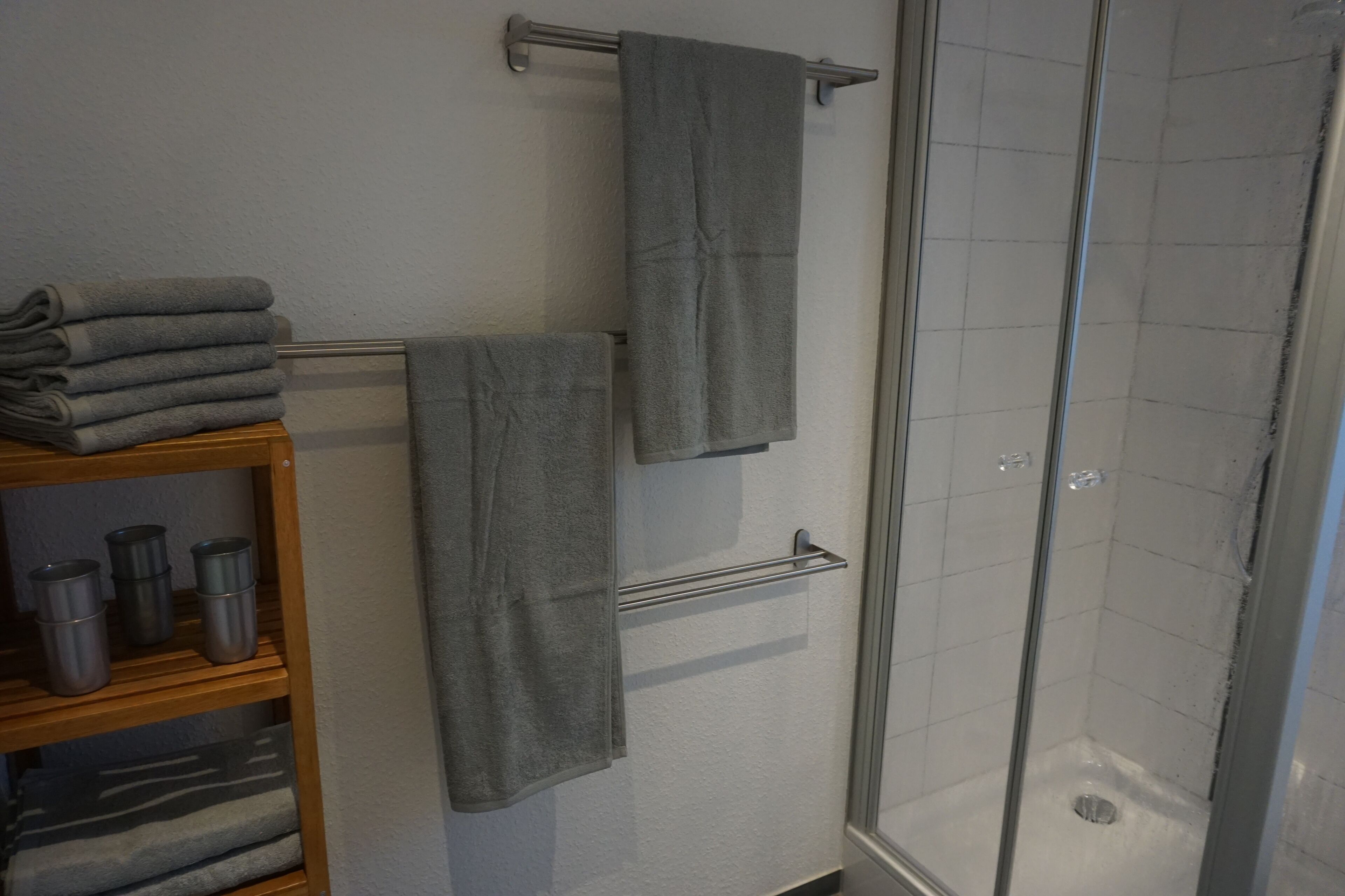 Dusche, Haartrockner, Handtücher, Seife