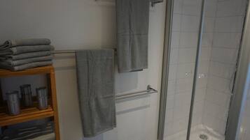 Dusche, Haartrockner, Handtücher, Seife