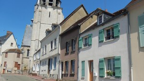 Una calle con edificios históricos, incluyendo una torre de iglesia.