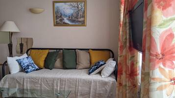 1 slaapkamer, een bureau, geluiddichte muren
