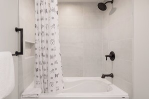 Townhome - 2 sovrum (35) | Badrum | Badkar/dusch, handdukar och schampo