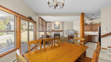 Blackcomb Green 35 | Living area | 32-inch flat-screen TV with satellite channels, TV
