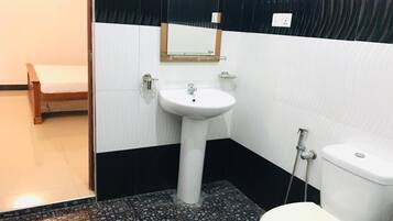 Double Room | Bathroom | Shower, towels
