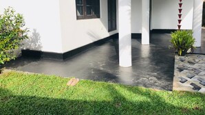 A modern building with a flat roof, large windows, and a concrete floor. - Asha Villa Weligama (Weligama)