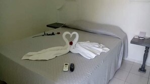 Quarto casal clássico | Wi-Fi de cortesia, roupa de cama