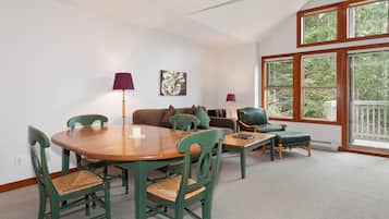 Townhome, 2 Bedrooms, 2 Bathrooms (18) | In-room dining