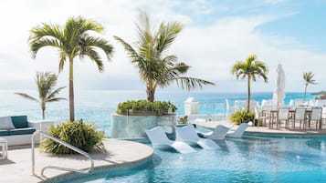 4 albercas al aire libre, sombrillas en la alberca y camastros