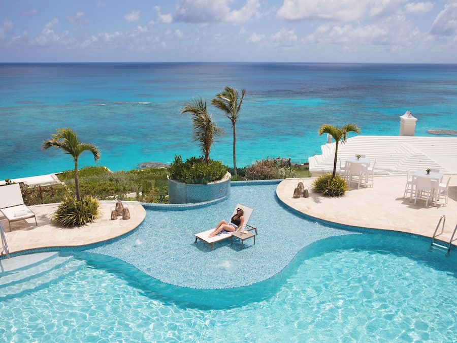 4 piscinas externas, funciona das 8h às 20h, guarda-sóis