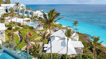 4 piscines a l'aire lliure (horari: 08:00-20:00), para-sols i gandules