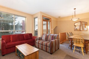 Maison mitoyenne, 3 chambres, 2 salles de bains (26) | Salle de séjour | Télévision à écran plat de 37 pouces avec chaînes par satellite