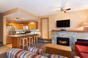 Casa adosada, 3 habitaciones, 2 baños (26) | Sala de estar | Televisión de pantalla plana de 37 pulgadas con canales por satélite