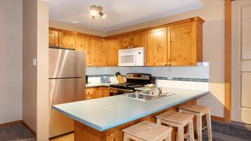Townhome, 3 Bedrooms, 2 Bathrooms (26) | Private kitchen | Full-sized fridge, microwave, oven, stovetop