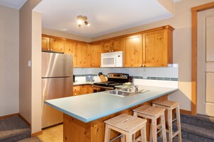 Casa adosada, 3 habitaciones, 2 baños (26) | Cocina privada | Frigorífico grande, microondas, horno y placa de cocina