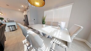 Casa, varias camas, alberca privada | Cocina privada | Refrigerador, microondas, parrilla de estufa y lavavajillas 