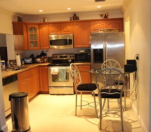 Batterie de cuisine, vaisselle et ustensiles