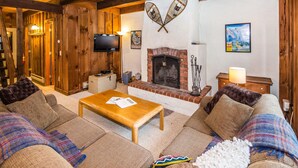 Casa, diversos llits, llar de foc, vistes a la muntanya | Sala d'estar
