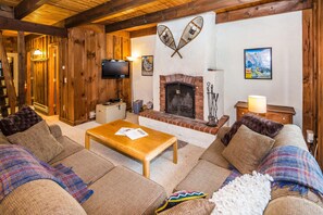 House, Multiple Beds, Fireplace, Mountain View | Living room