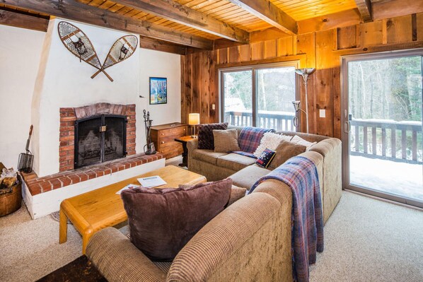 House, Multiple Beds, Fireplace, Mountain View | Living room