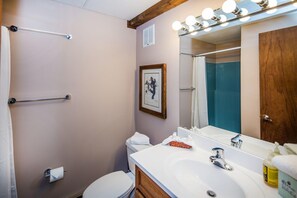 Ferienhaus, Mehrere Betten, Kamin, Bergblick | Badezimmer