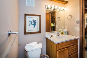 House, Multiple Beds, Fireplace, Mountain View | Bathroom