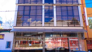 A multi-story building with a large glass facade and the name "MUSCODOREMS" at the top. - Hotel Cusco Dreams (Cusco)