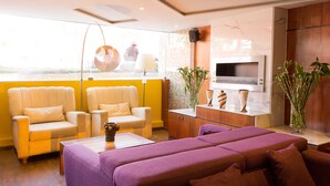 A modern living room with a sofa set, a television, and a coffee table. - Hotel Cusco Dreams (Cusco)