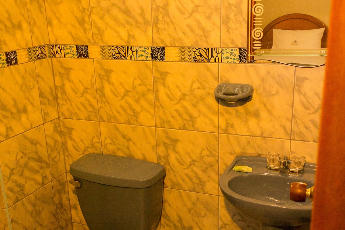 Ein Badezimmer mit Toilette, Waschbecken und Spiegel.
