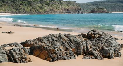 A Dreamy Nature Escape Near Seal Rocks ~ Dog Friendly ~ Linen Provided