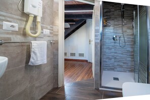Ensemble douche/baignoire, sèche-cheveux, bidet, serviettes fournies