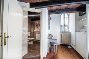 Ensemble douche/baignoire, sèche-cheveux, bidet, serviettes fournies