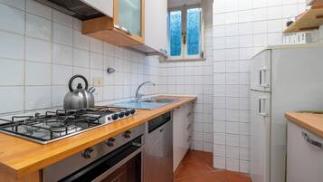 Frigorifero, forno, piano cottura, lavastoviglie