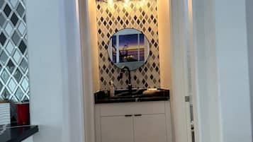 Ensemble douche/baignoire, sĂšche-cheveux, serviettes fournies, shampoing