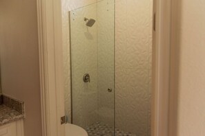 Combined shower/tub, hair dryer, towels, shampoo - Private guesthouse in upscale community, courtyard retreat w/ fireplace (Las Vegas)