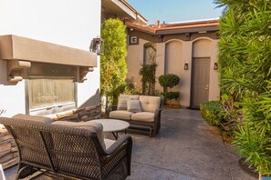 Terrace/patio - Private guesthouse in upscale community, courtyard retreat w/ fireplace (Las Vegas)