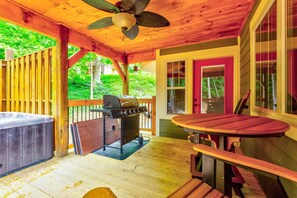 Outdoor dining - Ivie Holler (Gatlinburg)