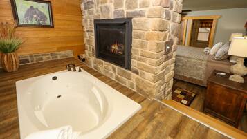 House, Multiple Beds, Hot Tub | Bathroom