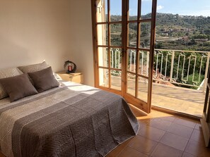 5 bedrooms, iron/ironing board, travel cot, free WiFi - Discover Barcelona- House with Indoor Heated Pool (Sant Just Desvern)