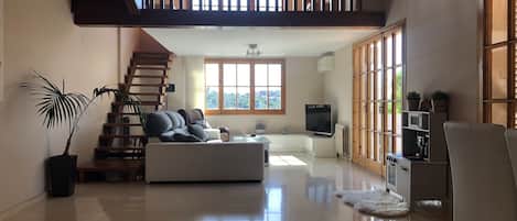 Smart TV, DVD player, books, offices