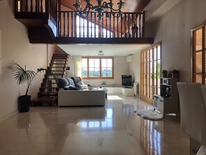 Smart TV, DVD player, books, offices - Discover Barcelona- House with Indoor Heated Pool (Sant Just Desvern)