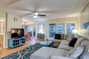 Een flatscreentelevisie en boeken