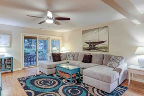 Een flatscreentelevisie en boeken