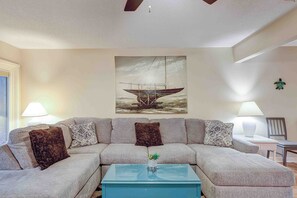 Een flatscreentelevisie en boeken