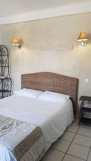 Double Room (Cour) | Desk, laptop workspace, blackout drapes, soundproofing - Hotel Restaurant le Bellevue (Propriano)