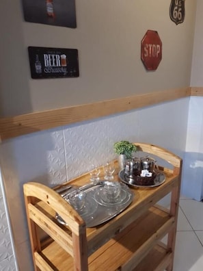 Refrigerador, tostadora, licuadora, utensilios de cocina